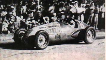 Oscar Gálvez, inaugura la serie de triunfos argentinos, con la tal vez primera publicidad comercial para un auto de carrera.