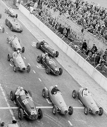 Bira, o carro à direita na primeira fila, larga ao lado de Fangio no GP de Reims, em 48