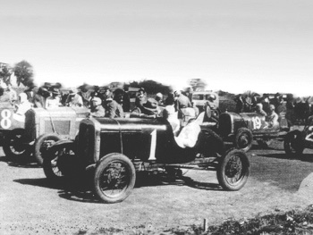 La primer largada de Fangio, se ve el Ford numero 19 en la segunda fila.