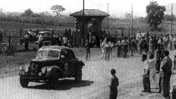 Juan Galvez y su Coupe Ford en ''La Caracas'', 1948