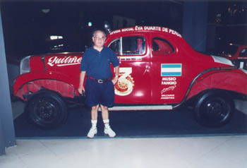 Lole posando junto a la maquina de su idolo, Oscar Galvez.